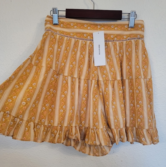 URBAN OUTFITTERS Prairie Tiered Floral Orange Shorts Size XS NWTs - Picture 4 of 10